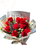 12 rosas con follaje